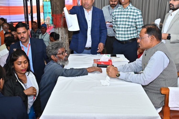 60 वर्षीय अविवाहित श्रमिक हनुमंत राव का नहीं बना था राशन कार्ड...मुख्यमंत्री ने जनदर्शन में तत्काल राशन कार्ड बनाने के दिए निर्देश