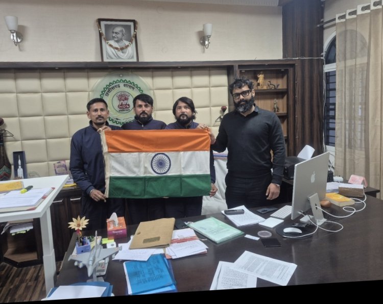 *विश्वशांति की अलख लेकर जशपुर पहुंची विश्व पदयात्री,, कलेक्टर श्री रोहित व्यास से की सौजन्य भेंट*