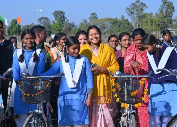 मंत्री राजवाड़े ने छात्राओं को साइकिलें वितरित कीं