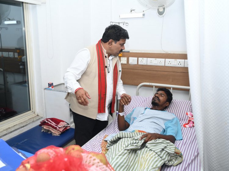 उपमुख्यमंत्री शर्मा ने आईईडी ब्लास्ट में घायल जवानों से अस्पताल में की मुलाकात