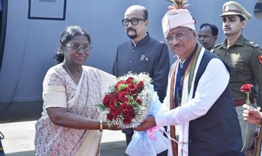 राष्ट्रपति द्रौपदी मुर्मु का राज्यपाल रमेन डेका और मुख्यमंत्री विष्णुदेव साय ने मां दंतेश्वरी एयरपोर्ट पर किया आत्मीय स्वागत