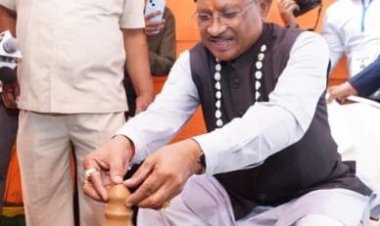 मुख्यमंत्री साय ने कुम्हार के चाक पर गढ़ा दीया, पारंपरिक शिल्पकारों से किया आत्मीय संवाद