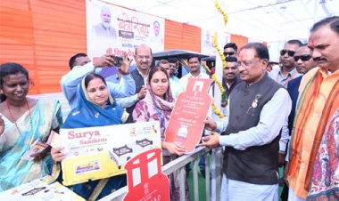 उज्ज्वला गैस, पिंक ई-रिक्शा और गार्बेज रिक्शा वितरण से आत्मनिर्भरता को मिला नया संबल