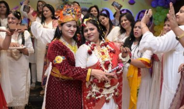 राधा-कृष्ण थीम पर महिलाओंं ने खेली बरसाने की होली