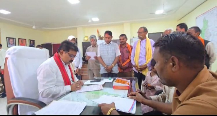 उपमुख्यमंत्री शर्मा ने विधायक कार्यालय में लोगों से की मुलाकात, समस्याओं का निराकरण के लिए दिए निर्देश