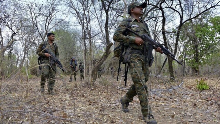 Naxal Encounter : पुलिस-नक्सली मुठभेड़ में 2 वर्दीधारी माओवादी ढेर; SLR और इंसास राइफल बरामद