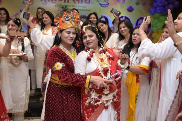 राधा-कृष्ण थीम पर महिलाओंं ने खेली बरसाने की होली