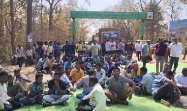 भिलाई स्टील प्लांट पर वादाखिलाफी का आरोप: नारायणपुर में ट्रक मालिकों का चक्काजाम, घंटों थमा आवागमन