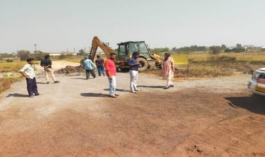 अवैध प्लाटिंग पर चला प्रशासन का बुलडोजर,1 एकड़ जमीन पर हो रहे निर्माण पर लगाई रोक