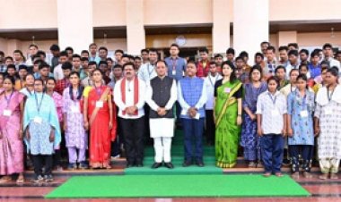 मुख्यधारा की ओर लौटता विश्वास : 140 आत्मसमर्पित नक्सलियों ने मुख्यमंत्री से की मुलाकात