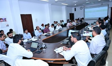 कलेक्टर ने दिया सख्त निर्देश,कहा सभी नोडल अधिकारी बालक और बालिका छात्रावासों में निरीक्षण कर भोजन की गुणवत्ता, सुरक्षा व्यवस्था, दरवाजे खिड़की की स्थिति और शौचालय किचन की साफ सफाई की व्यस्था की देंगे विस्तृत रिपोर्ट,वहीं बैठक में अनुपस्थित होने के कारण नेशनल हाईवे के अधिकारी को कारण बताओं नोटिस जारी