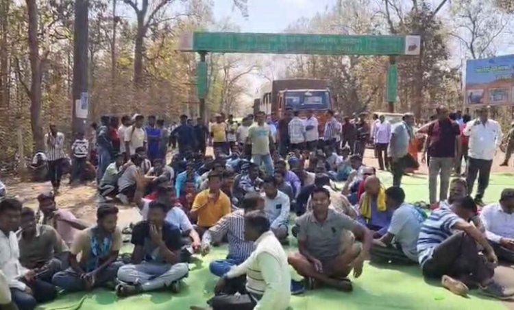 भिलाई स्टील प्लांट पर वादाखिलाफी का आरोप: नारायणपुर में ट्रक मालिकों का चक्काजाम, घंटों थमा आवागमन