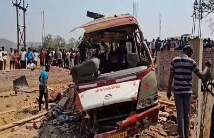 यात्री बस पलटी, बच्चे समेत 6 की मौत, 9 गंभीर घायल