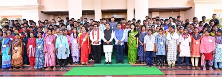 मुख्यधारा की ओर लौटता विश्वास : 140 आत्मसमर्पित नक्सलियों ने मुख्यमंत्री से की मुलाकात