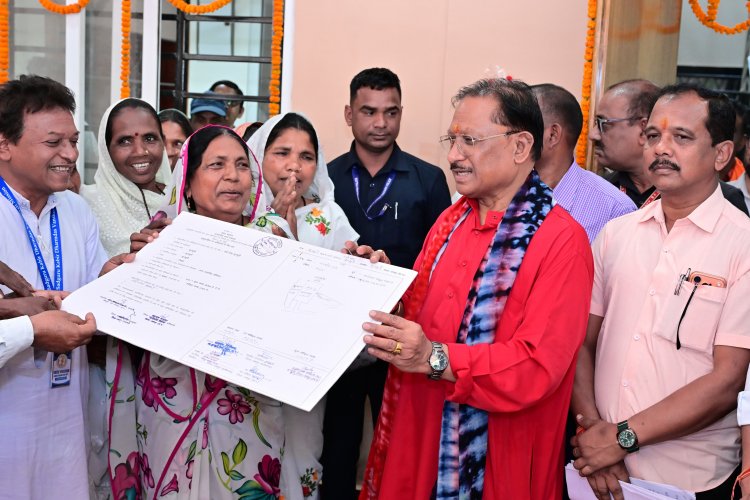 मुख्यमंत्री ने कुनकुरी कबीर आश्रम के सदस्यों को सामुदायिक वन अधिकार पत्र वितरित किए 