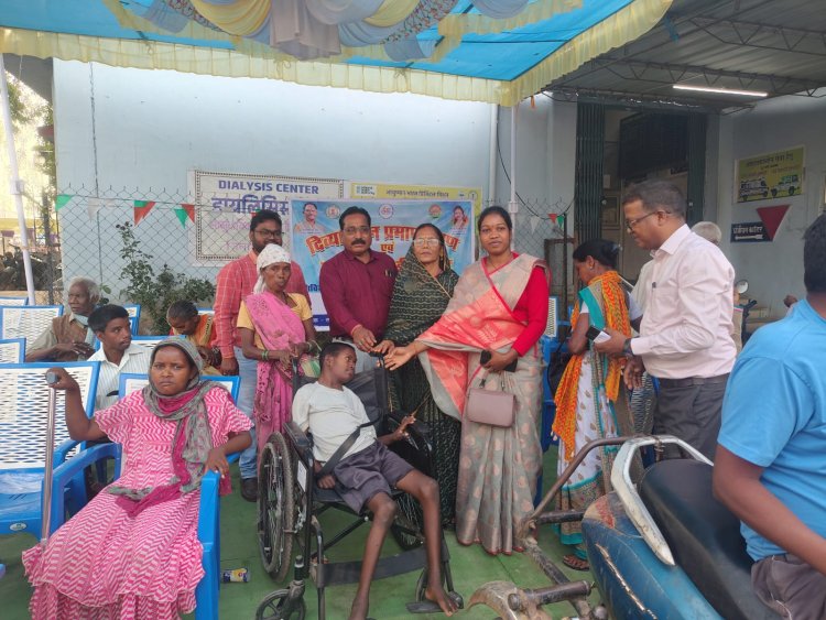 कलेक्टर रोहित व्यास के निर्देशानुसार समाज कल्याण विभाग ने किया सामुदायिक स्वास्थ्य केन्द्र कुनकुरी में दिव्यांगजनों के लिए प्रमाणीकरण एवं यूडीआईडी शिविर का आयोजन : शिविर में 127 का हुआ पंजीयन