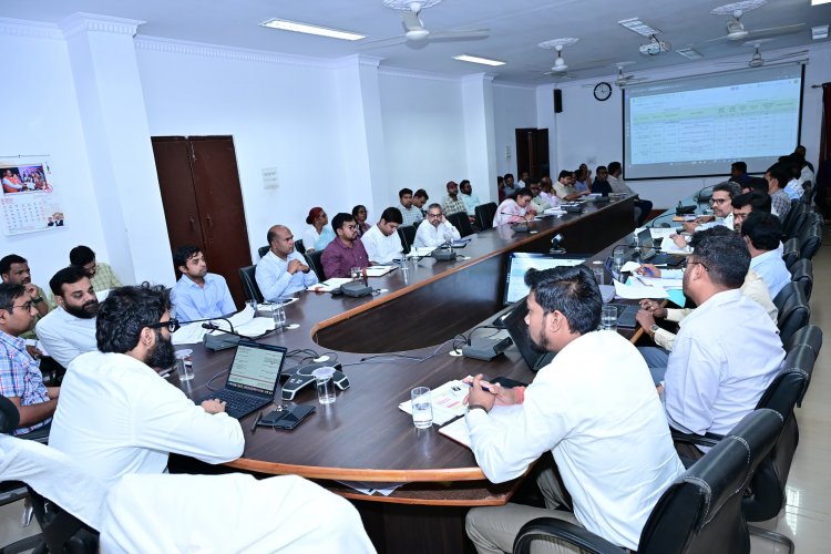 कलेक्टर ने दिया सख्त निर्देश,कहा सभी नोडल अधिकारी बालक और बालिका छात्रावासों में निरीक्षण कर भोजन की गुणवत्ता, सुरक्षा व्यवस्था, दरवाजे खिड़की की स्थिति और शौचालय किचन की साफ सफाई की व्यस्था की देंगे विस्तृत रिपोर्ट,वहीं बैठक में अनुपस्थित होने के कारण नेशनल हाईवे के अधिकारी को कारण बताओं नोटिस जारी