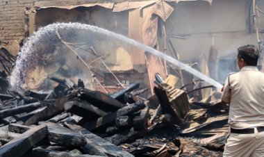 टिंबर मार्केट में लगी भीषण आग, प्लाईवुड सहित लाखों का सामान जलकर खाक