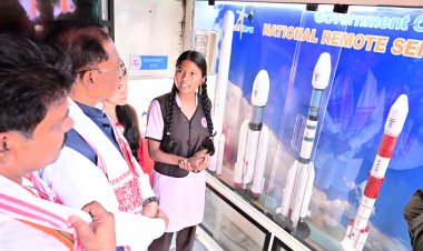 मुख्यमंत्री साय ने चलित अंतरिक्ष गाड़ी का किया अवलोकन,मुख्यमंत्री को स्कूली बच्चों ने समझाया चंद्रयान, मंगलयान, पीएसएलवी, जीएसएलवी एवं रिमोट सेंसिंग अंतरिक्ष मॉडल को : अन्वेषण कार्यक्रम से बच्चों में बढ़ेगी वैज्ञानिक सोच,
