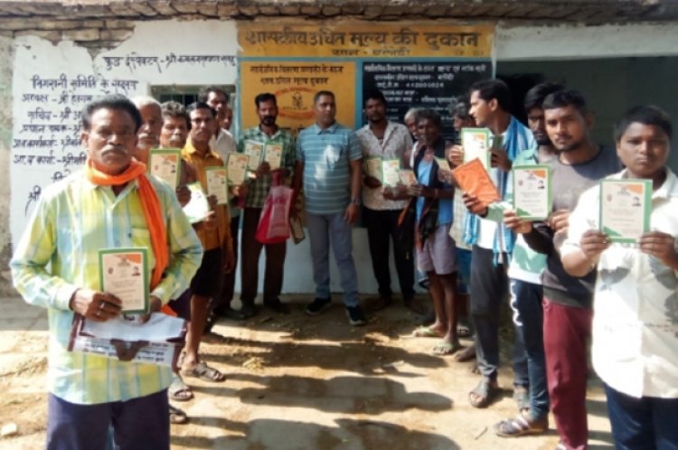 जनप्रतिनिधियों की मौजूदगी में हितग्राहियों को तीन माह का एकमुश्त चावल वितरित