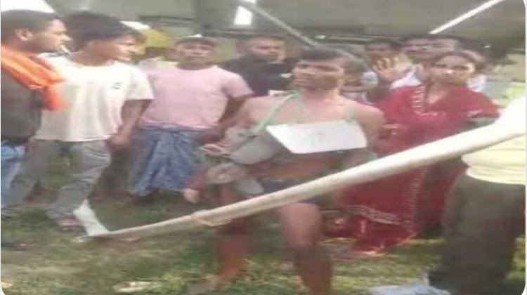 चोरी के शक में तालिबानी सजा: युवक का मुंडन कर जूता-चप्पल की माला पहनाकर गांव में घुमाया