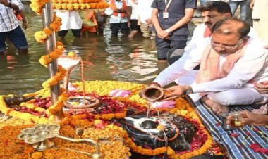 जलेश्वर महादेव धाम पहुंचे मुख्यमंत्री विष्णुदेव साय: जलाभिषेक कर प्रदेश की खुशहाली की कामना की, कई विकास कार्यों की घोषणा