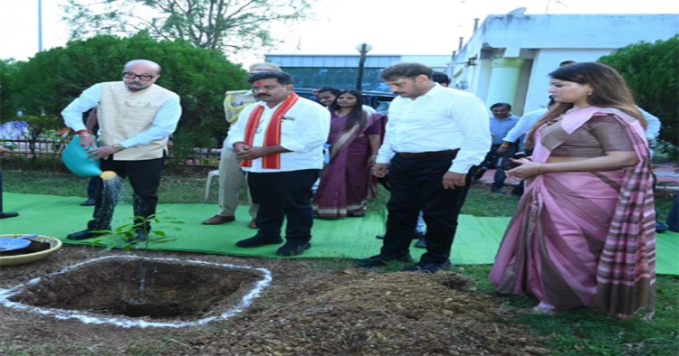 राज्यपाल डेका ने किया पौधरोपण, कवर्धा कलेक्ट्रेट परिसर में रोपा आम का पौधा, पर्यावरण संरक्षण का दिया संदेश