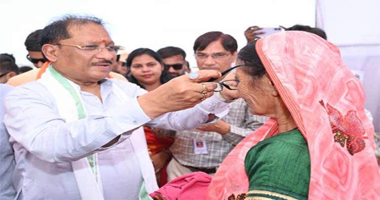 मुख्यमंत्री साय ने हितग्राहियों को अपने हाथों से पहनाया नजर का चश्मा