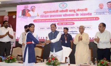 मुख्यमंत्री के हाथों मेधावी छात्रा को मिली 2 लाख की सहायता