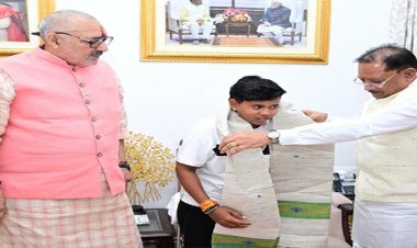 श्रीलंका दौरे के लिए भारतीय अंडर-19 महिला क्रिकेट टीम की उपकप्तान बनीं महक नरवासे : मुख्यमंत्री साय ने किया सम्मानित
