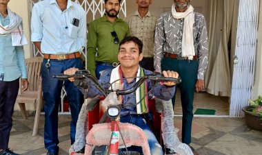 दिव्यांग मनुराज को मिला संबल, मोटराइज्ड ट्राईसाइकिल से अब शिक्षा की राह होगी आसान