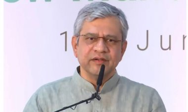 रेल मंत्री ने स्टेशन के बेहतर प्रबंधन के लिए स्टेशन मास्टरों को सशक्त बनाने के व्यापक उपायों की समीक्षा की