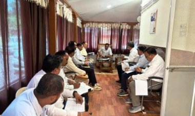 विभागीय अधिकारियों की समीक्षा बैठक लेकर सड़क के निर्माण कार्यों को गंभीरता से करने के दिए सख्त निर्देश