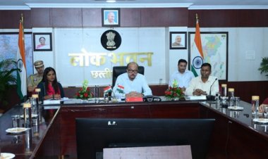 राज्यपाल ने सक्ती जिले के अधिकारियों से योजनाओं की विस्तृत जानकारी ली