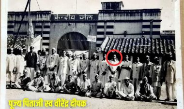 सलाखों के पीछे था लोकतंत्र : आपातकाल के अंधेरे से लोकतंत्र की रोशनी तक 1977 की तस्वीर ने फिर सुनाई संघर्ष की दास्तां,19 महीने की यातना के बाद आजादी की सांस और 1977 की तस्वीर बनी आपातकाल के प्रतिरोध की गवाही