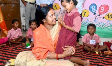 बदलते सुकमा की नई तस्वीर : बच्चों के बीच बैठीं मंत्री,महिलाओं के स्वावलंबन और पुनर्वास व्यवस्थाओं का किया जमीनी निरीक्षण,मंत्री का सुकमा दौरा बना संवेदनशील शासन और बदलते बस्तर का प्रतीक
