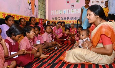महिला एवं बाल विकास मंत्री लक्ष्मी राजवाड़े का सुकमा दौरा: बच्चों के बीच बैठकर पढ़ी एबीसीडी
