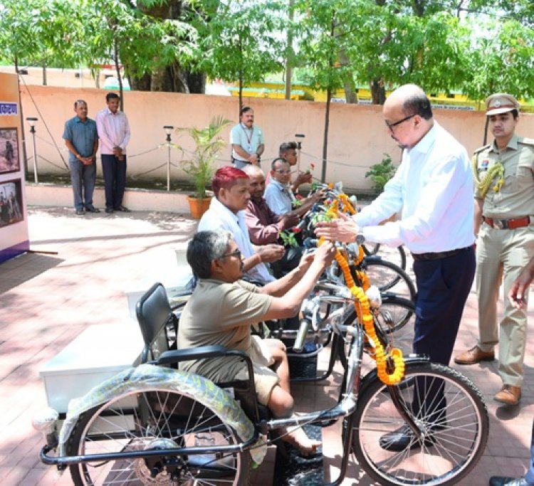 राज्यपाल ने दिव्यांग पुनर्वास केंद्र माना कैंप का किया अवलोकन