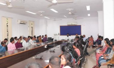 जशपुर कलेक्टर का सख्त आदेश: अब आधार बायोमेट्रिक से तय होगी कर्मचारियों की उपस्थिति, लापरवाही पर वेतन कटेगा
