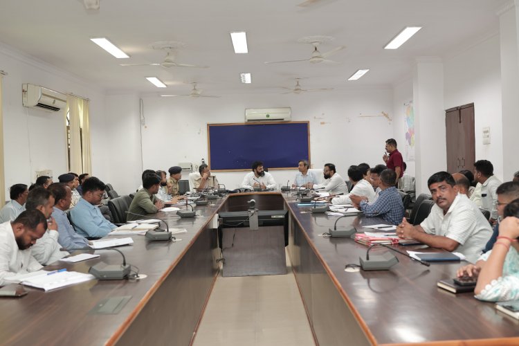 सहकारिता को नई रफ्तार, सड़क सुरक्षा पर सख्ती और नशे के खिलाफ जीरो टॉलरेंस: कलेक्टर रोहित व्यास की तीन बड़ी बैठकों में विकास, अनुशासन और जनहित का स्पष्ट रोडमैप