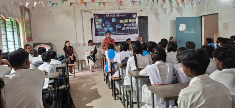 गिरवरगंज में छात्राओं को आत्मरक्षा, साइबर सुरक्षा और महिला अधिकारों का मिला प्रशिक्षण