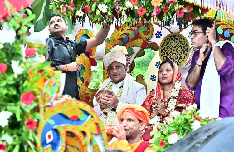 जशपुर से गूंजा 'जय जगन्नाथ' का जयघोष : मुख्यमंत्री विष्णुदेव साय ने निभाई गजपति महाराजा की परंपरा, स्वर्ण झाड़ू से किया 'छेरा पहरा', हजारों श्रद्धालुओं संग खींचा भगवान जगन्नाथ का रथ, 1942 से चली आ रही दोकड़ा की ऐतिहासिक रथयात्रा में आस्था, संस्कृति और सुशासन का दिया संदेश