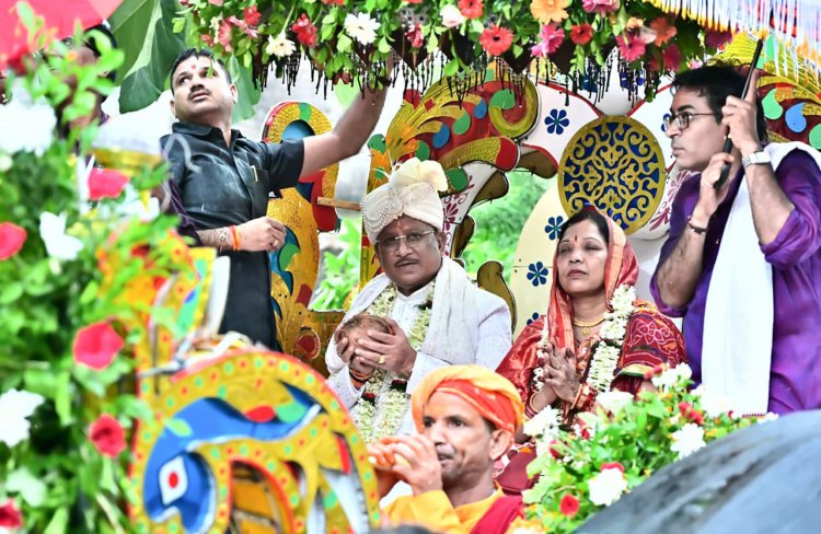 मुख्यमंत्री विष्णुदेव साय ने दोकड़ा की ऐतिहासिक रथयात्रा में निभाई गजपति महाराजा की परंपरा : भगवान श्री जगन्नाथ का रथ खींचकर प्रदेशवासियों के सुख, समृद्धि और खुशहाली की कामना की