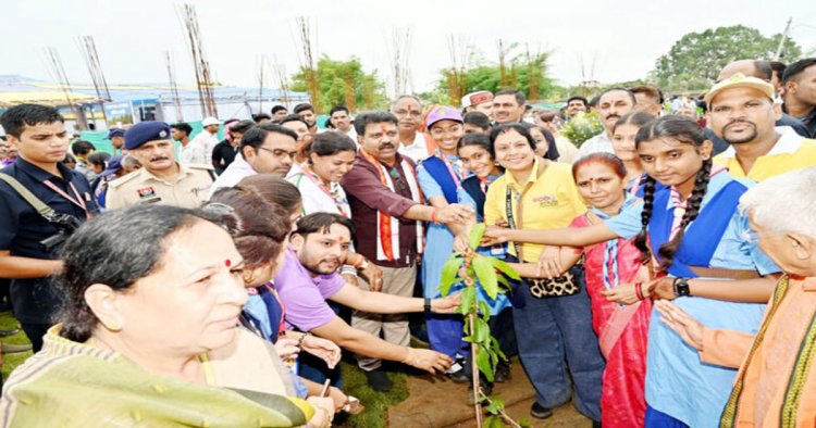 जन्मदिन पर डिप्टी सीएम शर्मा ने लगाया हरियाली का संकल्प, मेडिकल कॉलेज परिसर में हुआ बड़ा वृक्षारोपण अभियान