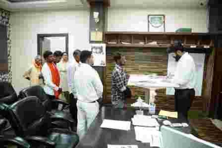 कलेक्टर ने सुनी लोगों की समस्याएं, आवेदनों के गुणवत्तापूर्ण निराकरण व समस्याओं के त्वरित समाधान के दिए निर्देश