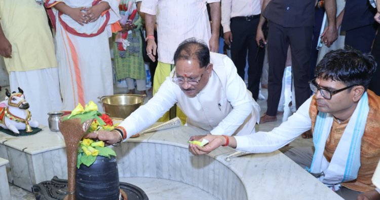 मुख्यमंत्री विष्णु देव साय ने कैलाशपति धाम में किया जलाभिषेक: भगवान मनकामेश्वर महादेव से प्रदेश की सुख-समृद्धि एवं खुशहाली की कामना