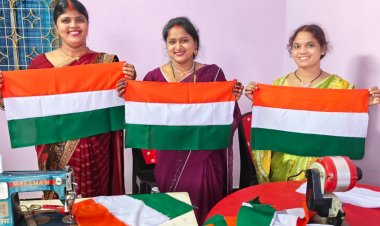 हर घर तिरंगा अभियान में महिलाओं की भागीदारी, स्व-सहायता समूह की महिलाओं ने तैयार किए 10 हजार तिरंगे, डेढ़ लाख की आय