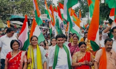 तिल्दा-नेवरा में भाजपा ने निकाली भव्य तिरंगा यात्रा, राजस्व मंत्री टंकराम वर्मा के नेतृत्व में उमड़ा जनसैलाब; गूंजे भारत माता की जय के नारे