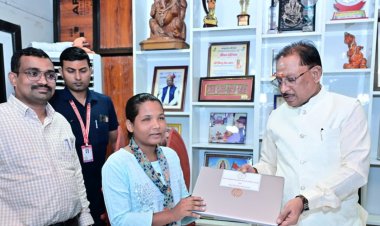 दृष्टिबाधा नहीं बनी बाधा, जयमंती के सपनों को मिली डिजिटल उड़ान, मुख्यमंत्री ने भेंट किया लैपटॉप