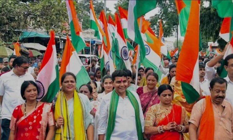 तिल्दा-नेवरा में भाजपा ने निकाली भव्य तिरंगा यात्रा, राजस्व मंत्री टंकराम वर्मा के नेतृत्व में उमड़ा जनसैलाब; गूंजे भारत माता की जय के नारे